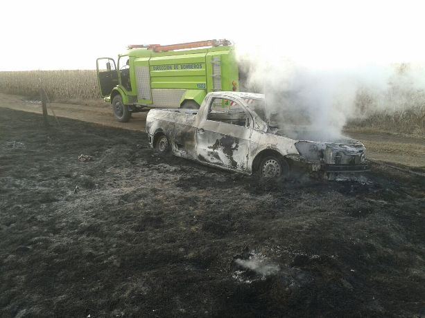 Incendio de camioneta en ruta 55 (2)