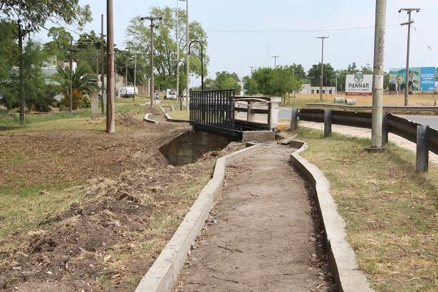 puente-peatonal-en-acceso-juan-peron