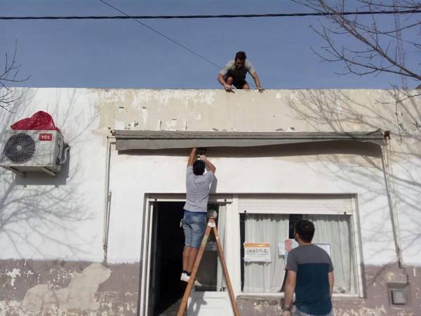 Vecinos pintaron centro de salud