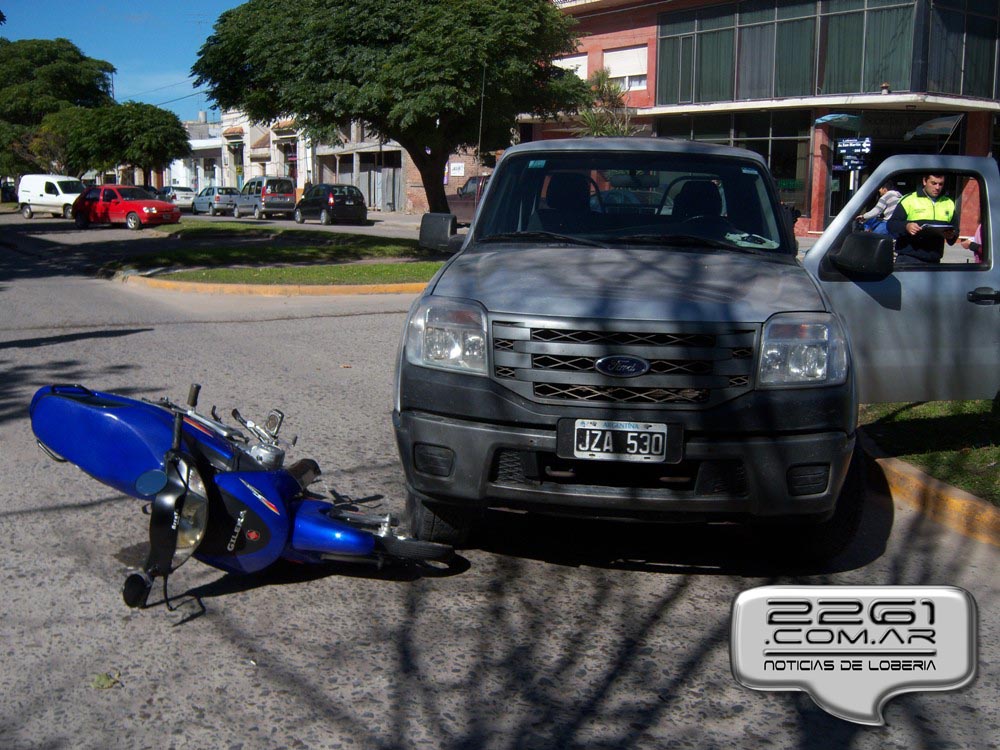 accidente camioneta moto 22-4-14 (2)