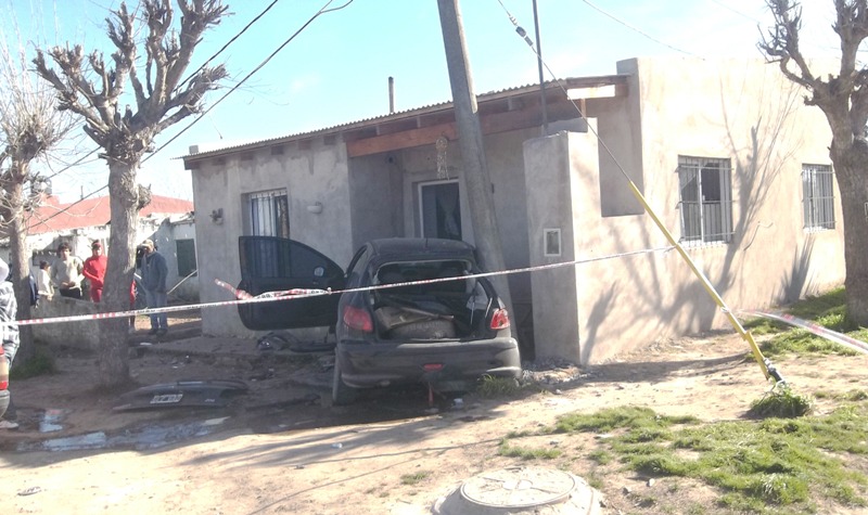 accidente loberia auto incrustado en una casa2