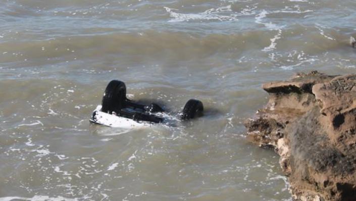 camioneta en el mar necochea