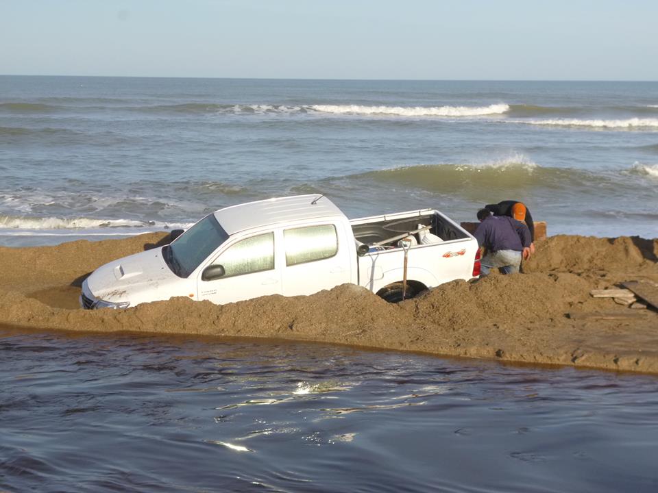 camioneta encajada en playa