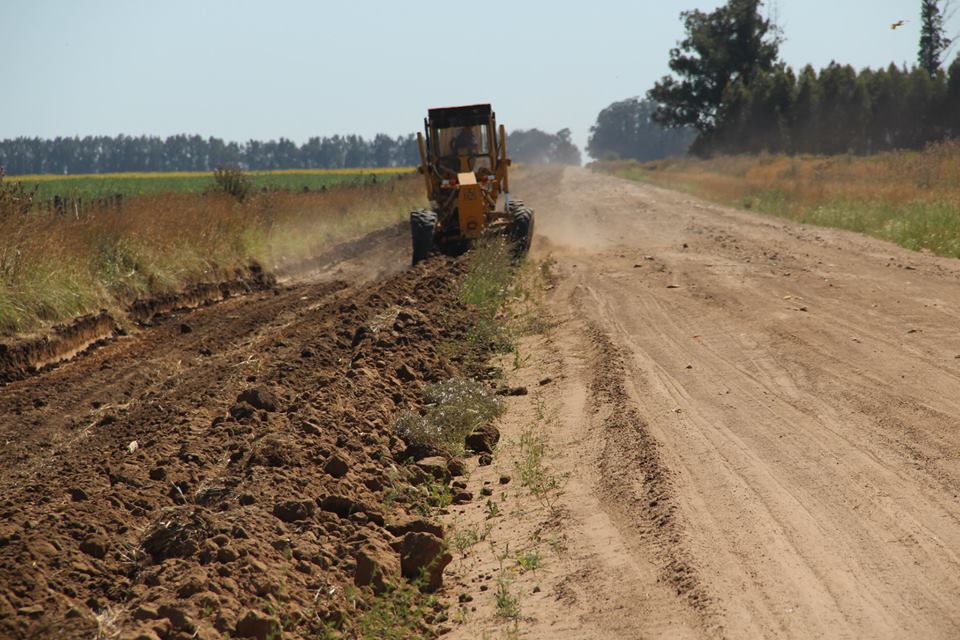 maquinaria vial trabajo camino rural