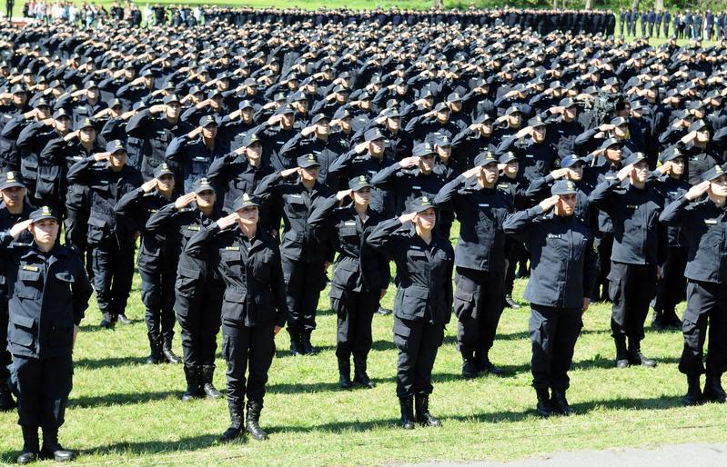 policias egreso 10 mil